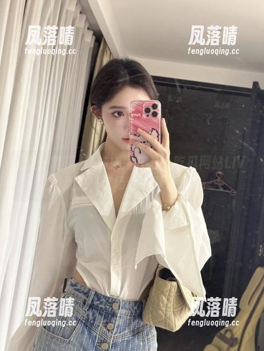 五一吃瓜 妹妹娜娜在五一吃瓜网站LIV直播,这场合可真热闹。