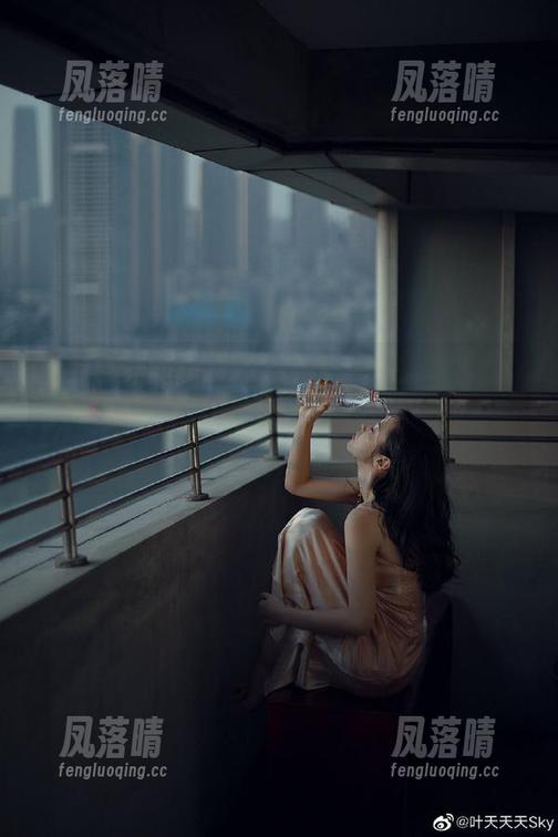 疯狂滚动吃瓜网app的网址，想想自己居然在这浪费时间，唉，有点尴尬吧…